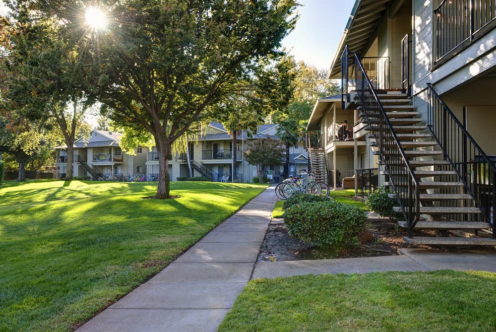 creekside manor apartment courtyard